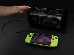 Base eGPU Razer Core X V2 con una tarjeta gráfica Nvidia GeForce RTX conectada al PC portátil para juegos MSI Claw A8. (Fuente de la imagen: ETA PRIME vía YouTube)