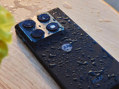 El Razr Fold en uno de sus dos colores de lanzamiento.