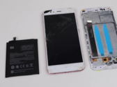 Un smartphone que necesita ser reparado. (Fuente: YouTube)