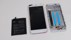 Un smartphone que necesita ser reparado. (Fuente: YouTube)