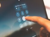 El dedo introduce un PIN en un teclado numérico en la pantalla
