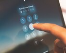 El dedo introduce un PIN en un teclado numérico en la pantalla