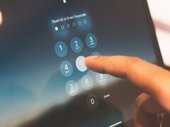 El dedo introduce un PIN en un teclado numérico en la pantalla