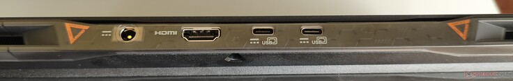Trasera: Entrada CC, HDMI, USB-C 4 (incl. PD), USB-C 3.1 Gen2 (incl. PD)