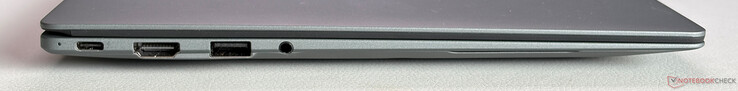 Izquierda: USB-C 4.0 con Thunderbolt 4 (40 Gbps, DisplayPort 1.4, Power Delivery 3.0), HDMI 2.1, USB-A 3.2 Gen 2 (10 Gbps), conector estéreo de 3.5 mm