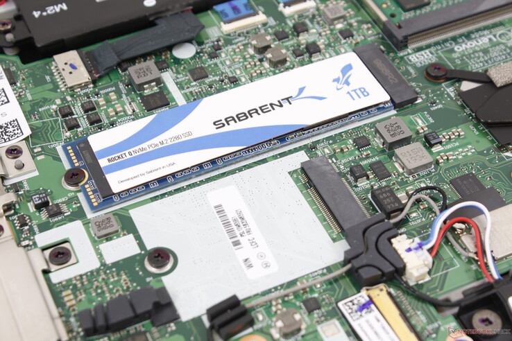 M.2 2280 PCIe x4 ranura. Tenga en cuenta la ranura WWAN adyacente disponible sólo para ciertos modelos