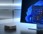 El NUC150 puede equiparse con el Intel N150 o el Core 3 N355. En la imagen: una imagen promocional del mini PC sentado junto a un monitor. (Fuente de la imagen: Minix)