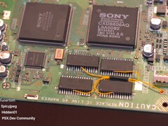 Una PlayStation 1 con una modificación de 16 MB de RAM