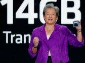 Lisa Su, consejera delegada de AMD, muestra la APU MI300 (Fuente de la imagen: AMD)