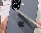 Parte trasera del iPhone 17 rayada permanentemente con aluminio. (Fuente de la imagen: JerryRigEverything en YouTube, captura de pantalla)