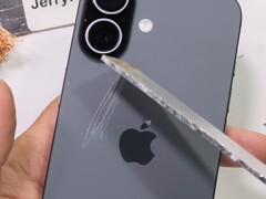 Parte trasera del iPhone 17 rayada permanentemente con aluminio. (Fuente de la imagen: JerryRigEverything en YouTube, captura de pantalla)