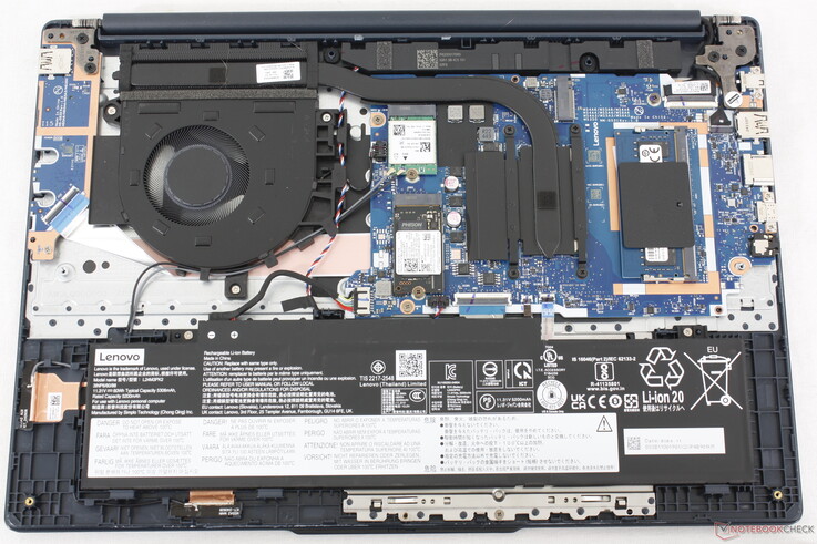 Placa base del IdeaPad Slim 3 15IRH10R de 2025, a modo de comparación, en la que no se aprecian cambios internos significativos