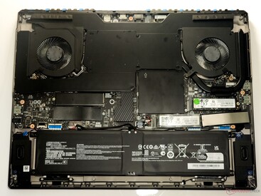 MSI Titan 18 HX AI: Internos