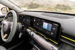 Las pantallas panorámicas del Kona EV están sacadas directamente de la familia del Ioniq eléctrico. (Fuente de la imagen: Hyundai)