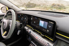 Las pantallas panorámicas del Kona EV están sacadas directamente de la familia del Ioniq eléctrico. (Fuente de la imagen: Hyundai)