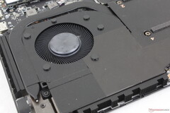 Los ventiladores gemelos de ~60 mm del MSI Stealth 18 pueden llegar a ser tan ruidosos como 63 dB(A), pero cualquier beneficio en el rendimiento es marginal en el mejor de los casos (Fuente de la imagen: Notebookcheck)