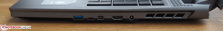 Lado derecho: Puerto USB 3.0 tipo A, puerto Thunderbolt 3, salida Mini-DisplayPort 1.4, salida HDMI 2.0, conector de alimentación.