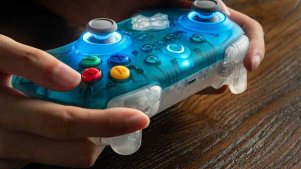 El mando inalámbrico 8BitDo Ultimate 2 para N64, edición del 30.º aniversario.