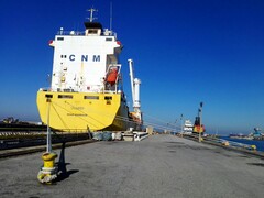 Un portacontenedores amarrado en un muelle (Fuente de la imagen: Bruno Hervas via Unsplash)
