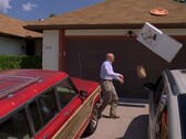 Bryan Cranston lanzando una pizza sobre un tejado (fuente de la imagen: Breaking Bad)