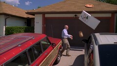 Bryan Cranston lanzando una pizza sobre un tejado (fuente de la imagen: Breaking Bad)