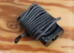 Adaptador de corriente tipo C de 65 vatios con la opción de enrollar el cable