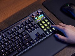 El Corsair Galleon 100 SD combina un teclado mecánico de tamaño completo y un Stream Deck en un solo paquete orientado a streamers y gamers. (Fuente de la imagen: Corsair)