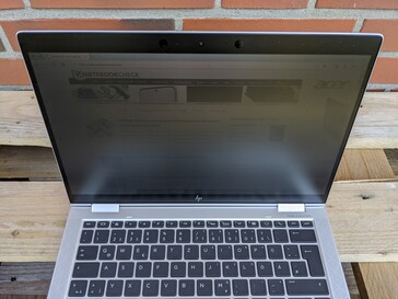 HP EliteBook x360 1030 G4 - uso al aire libre a la sombra, con Sure View