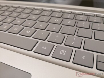 Las teclas de color gris oscuro contrastan mejor con la fuente blanca cuando se comparan con el teclado del HP Spectre 13 blanco.