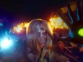 Captura de pantalla de Judas que muestra a una mujer apoyada en un cristal