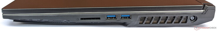Lado derecho: Lector de tarjetas SD, 2 USB 3.1 Gen 1 Tipo-A, fuente de alimentación