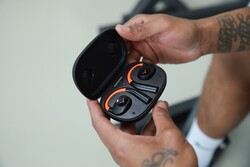 Combinado con el estuche de carga, el VERIO 200 ofrece 35 horas de autonomía (Fuente de la imagen: Beyerdynamic)