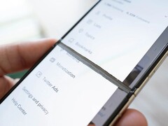 La pantalla de cristal delgada y plegable del Galaxy Z Flip 3 de Samsung aparentemente aún puede romperse sin razón aparente (Imagen: 9to5google)