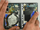 Los resultados de iFixit coinciden en gran medida con los de JerryRigEverything, pero llegan a conclusiones diferentes.