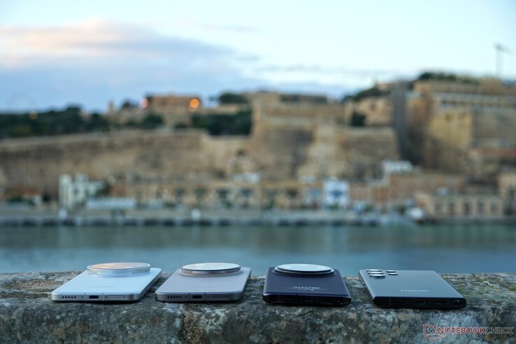 Cuatro cámaras de smartphone insignia frente a La Valeta, Malta. (Fuente de la imagen: Alexander Fagot, Notebookcheck)