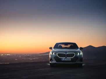El embellecedor iluminado alrededor de la característica parrilla BMW añade un toque visual al frontal del i5. (Fuente de la imagen: BMW)