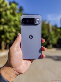 Google Pixel 10 Pro XL en piedra lunar