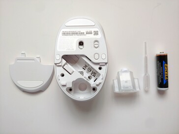 Un frasco de perfume dentro del compartimento de las pilas del ratón. (Fuente de la imagen: Notebookcheck)