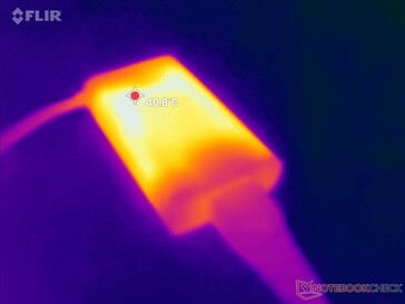 El adaptador de CA puede alcanzar más de 40 C cuando funciona con cargas exigentes