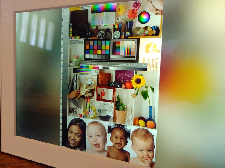 El brillo disminuye al aumentar el ángulo de visión, mientras que los reflejos están bien controlados.