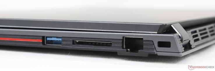 Derecho: USB-A 2.0, lector de tarjetas SD, RJ-45 Gigabit, bloqueo Kensington