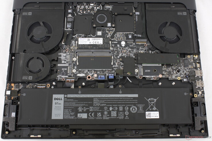 Configuración Intel-Nvidia del Alienware m18 R1 para comparación. Observe la 4ª ranura adicional para SSD M.2