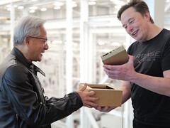 Jensen Huang entrega a Elon Musk uno de los primeros ordenadores de sobremesa compactos Nvidia DGX Spark diseñados para el desarrollo de modelos de IA. (Fuente de la imagen: Nvidia)