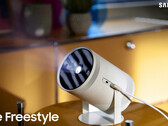 Samsung presenta el primer proyector portátil Freestyle que puede ampliar tus aplicaciones o Netflix a 100 pulgadas