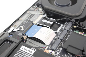 Tres ranuras M.2 2280 PCIe4 x4 adicionales (con el disipador de calor retirado)