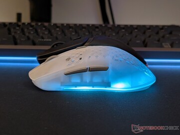 Diferencia de forma entre Aerox 3 Wireless Gen 2 y Glorious Model D3 Wireless.