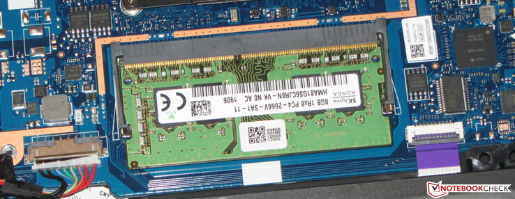 El portátil tiene una ranura de memoria que está ocupada por un módulo de 8 GB. Otros 8 GB de RAM están soldados. La memoria funciona en modo de doble canal.