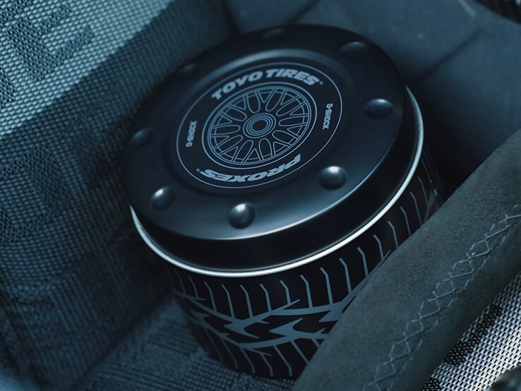 La colaboración incluye una lata metálica de almacenamiento personalizada inspirada en un montaje de rueda y neumático, con la marca Toyo Tires y Proxes.