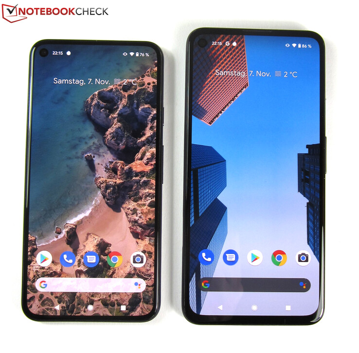 El Google Pixel 5 de 6 pulgadas a la izquierda, el Google Pixel 4a 5G de 6.2 pulgadas a la derecha