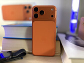El Apple iPhone 17 Pro Max está disponible en 3 variantes de color. El naranja cósmico es, con diferencia, el más llamativo. (Fuente de la imagen: Notebookcheck)